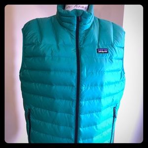 Men’s Patagonia medium green vest.